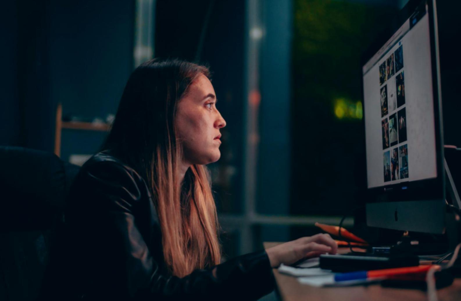 Reunión de equipo en oficina moderna