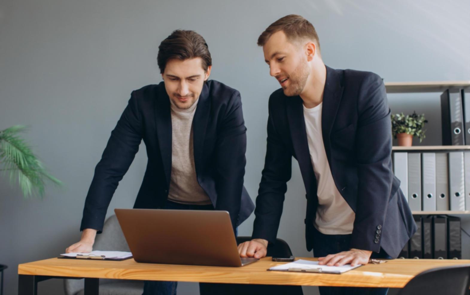 Equipo de cerinthavo trabajando en análisis financiero para franquicias