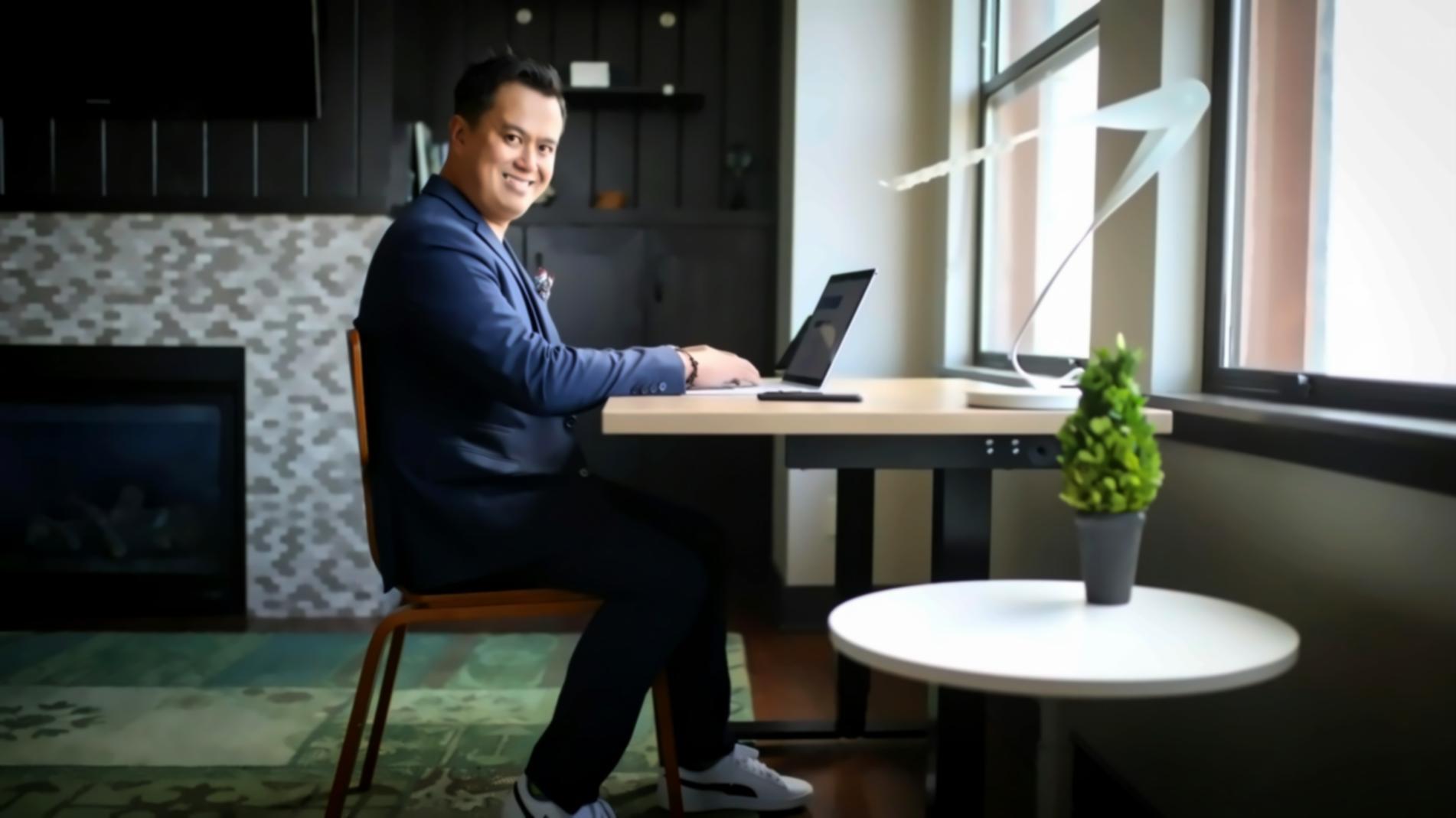 Profesional trabajando en consultoría financiera